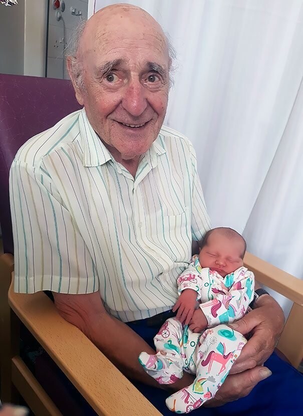 "Мой 87-летний дедушка впервые встретился со своей внучкой"