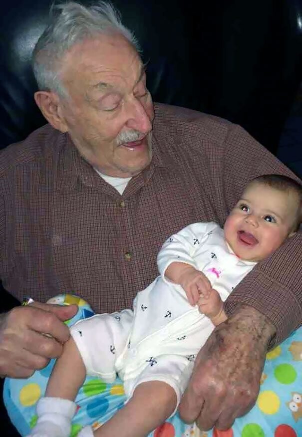 91-летний дедушка встречает 91-дневную внучку