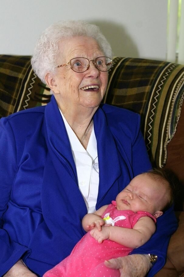 "Моя дочь со своей прабабушкой. Одна родилась в 2013 году, а другая в 1913"