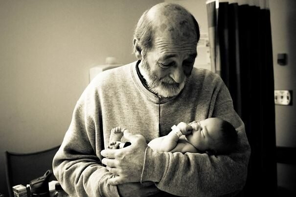 Дед встречает внука в первый раз