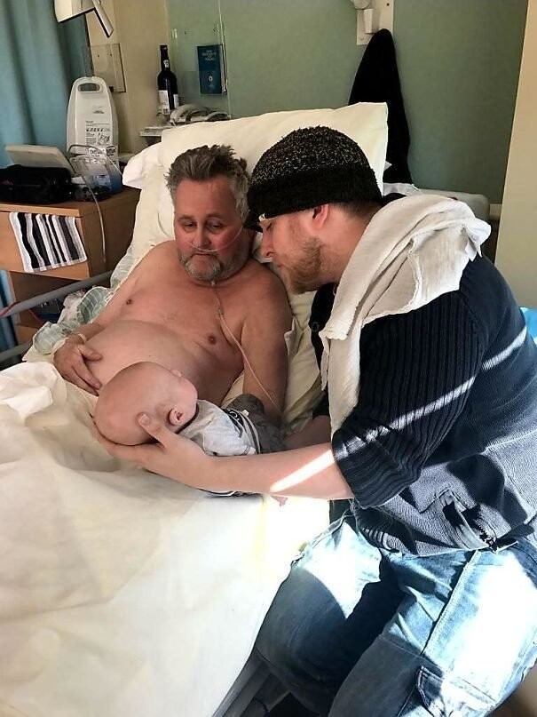 "Через 24 часа после этой фотографии мой отец умер. Я так рад, что он смог увидеть свою первую внучку"