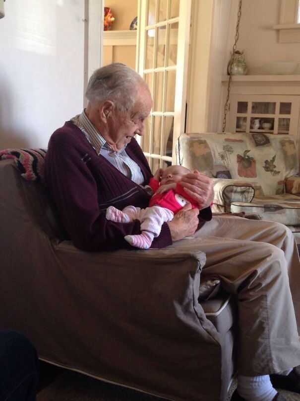 98-летний дедушка впервые держит на руках свою 1-недельную внучку