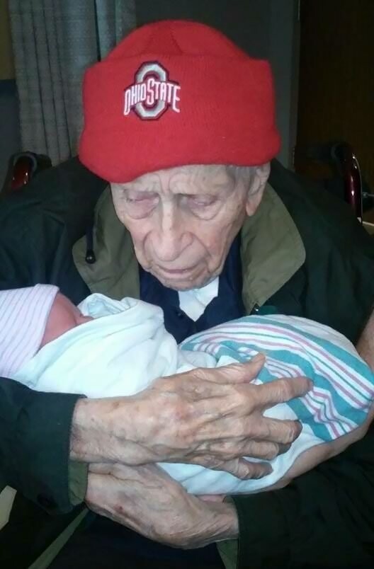 "Мой 100-летний дедушка со своим 1-дневным внуком"