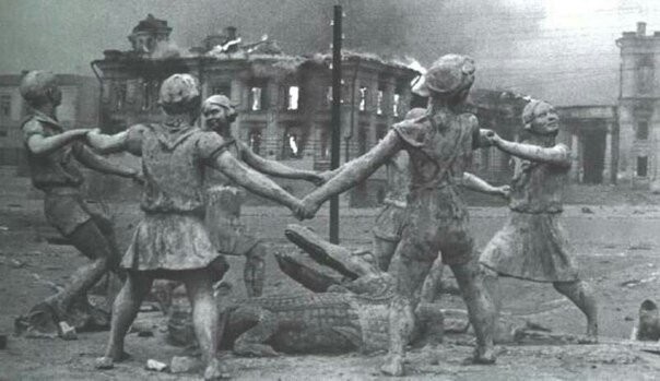 Центр Сталинграда во время боев, 1942 г.