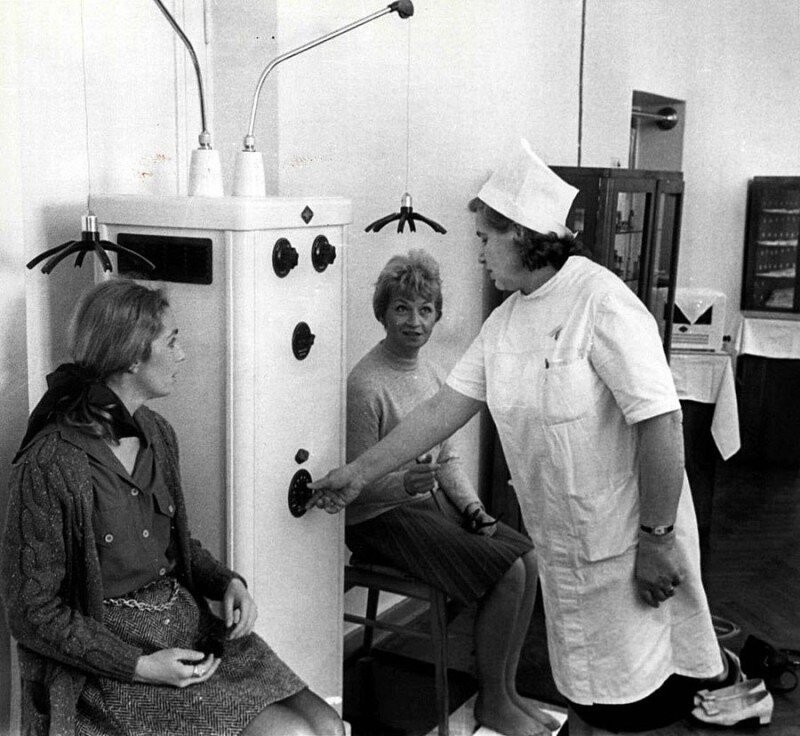 Советский врач в Сочи снимает головную боль у двух американских туристок с помощью медицинского оборудования, 1970 год.