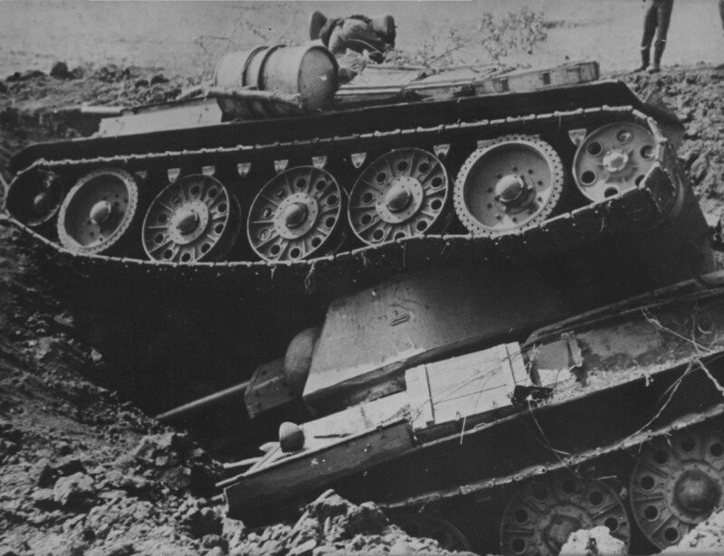Свалившиеся в бомбовую воронку два советских танка Т-34. 1943 год.