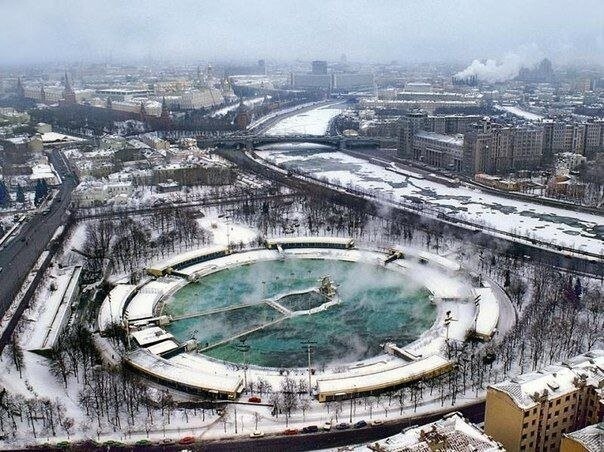 Бассейн "Москва", 1991 год. Сейчас на месте бассейна расположен восстановленный храм Христа Спасителя.