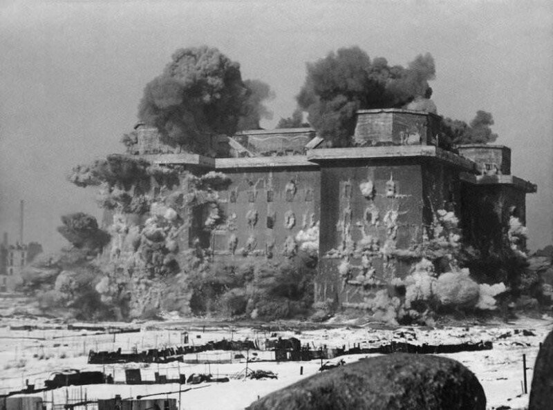 Уничтожение одной из башен противовоздушной обороны (Flakturm) в Берлине, 1948.