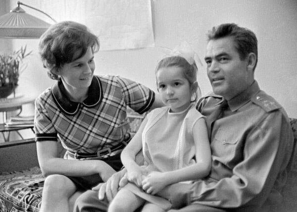 Космонавты Валентина Терешкова, Андриян Николаев и их дочь Алена, 1970 год.