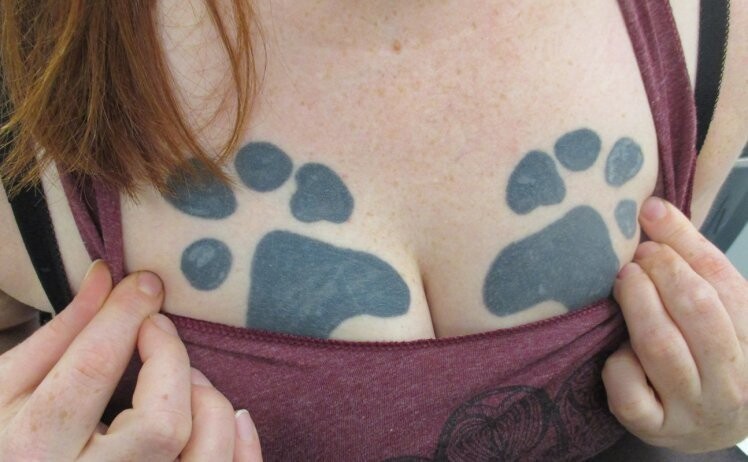 Британка сделала тату в память о псе прямо на своей груди