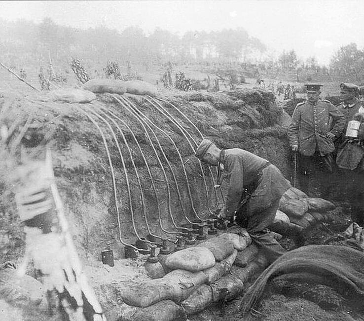 Немецкие военные подготавливают газовую атаку хлором, Польша, Первая мировая война, 1915 год