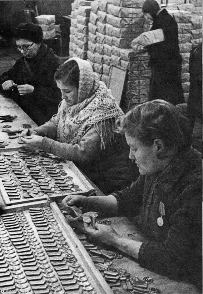 Изготовление медалей  "За оборону Ленинграда"  на Ленинградском Монетном дворе 1943 г.