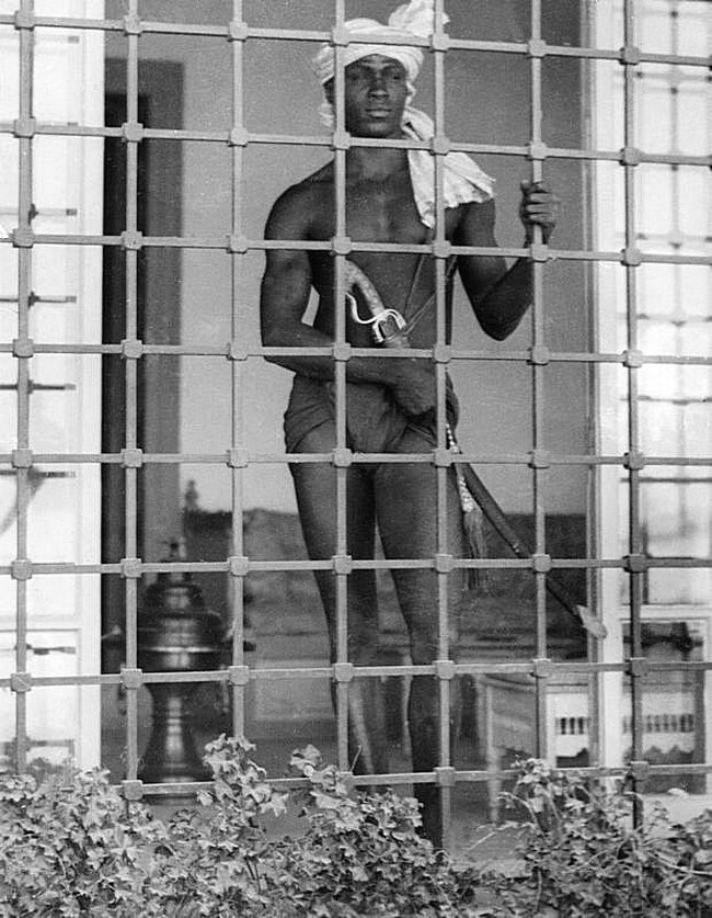 Евнух охраняет гарем, Тунис, 1931 г.