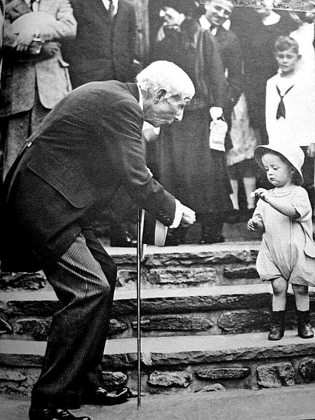 Щедрейший был человек. Джон Д. Рокфеллер дарит пятицентовую монету ребенку на свое 84-летие, 1923 г.