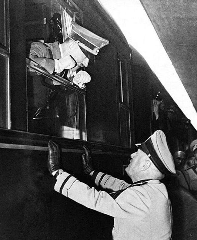 Гитлер разговаривает с Муссолини через окно поезда, 1940 год.