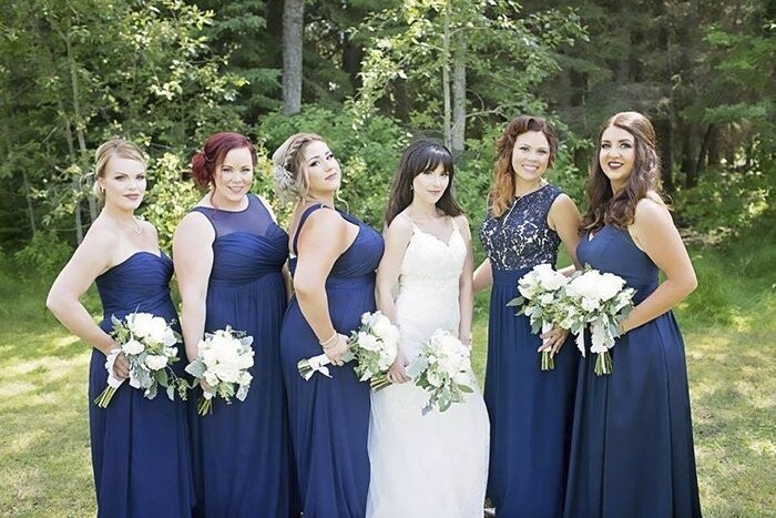 Подружка невесты решила оживить свадебные фото