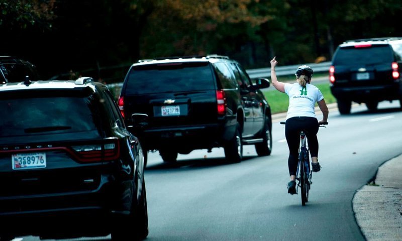Велосипедистка лишилась работы за показанный Трампу средний палец