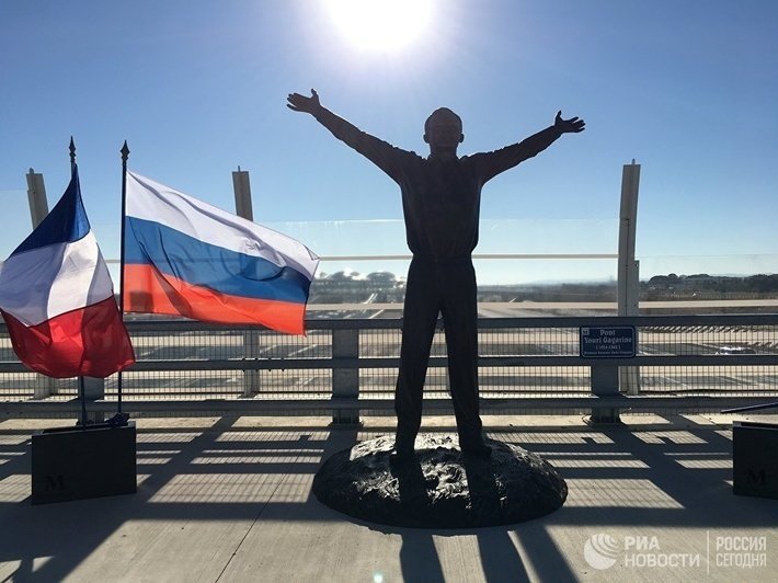 Во Франции открыли памятник Юрию Гагарину на Гагаринском мосту