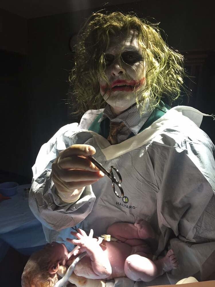 Доктор, одетый как Джокер, принял роды на Хэллоуин