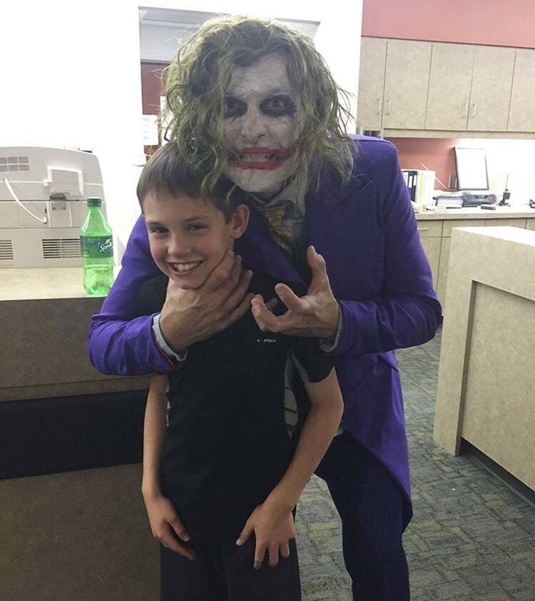 Доктор, одетый как Джокер, принял роды на Хэллоуин