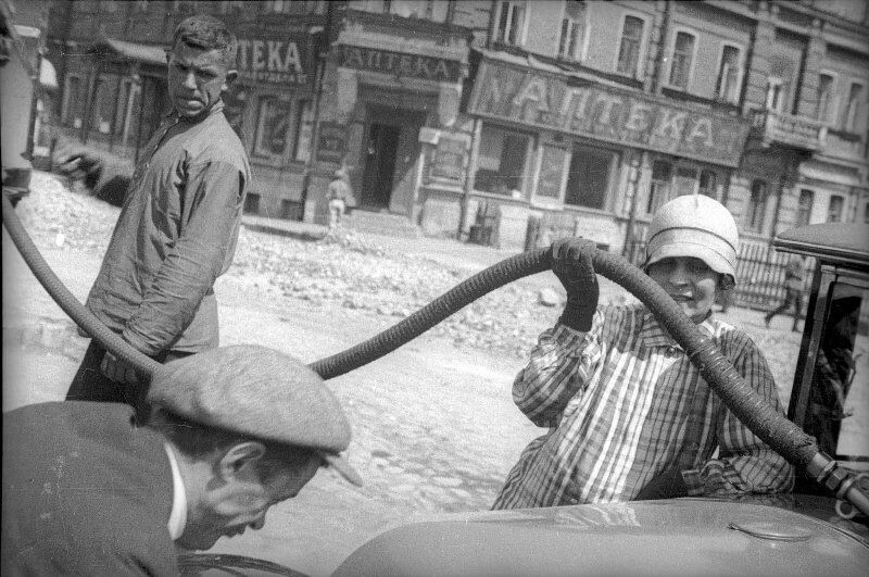 Если быть точным, Маяковский купил его для своей музы. Отдельная и очень интересная история покупки этого авто в Париже. Лиля Брик заправляет свою машину.