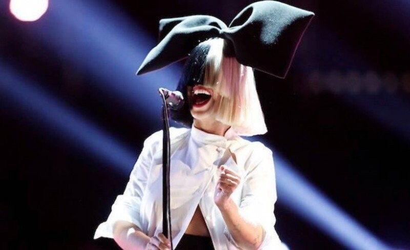 Певице Sia предложили выкупить ее голые фото, а она сама опубликовала их