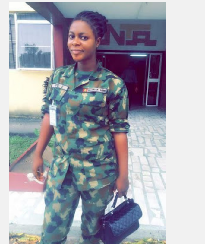 Горячая военнослужащая из Нигерии, не стесняющаяся демонстрировать свои формы в обтягивающих нарядах