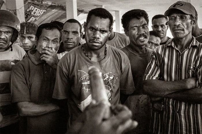 16. Любопытные взгляды: мужчинам Папуа Новой Гвинеи впервые показывают, как использовать презерватив