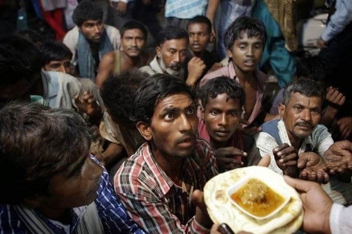 17. Отчаяние: индийским бездомным раздают бесплатную еду 