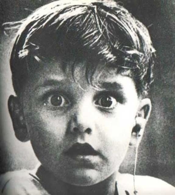 10. Изумление: рожденный глухим Гарольд Уитлз впервые слышит с помощью слухового аппарата.