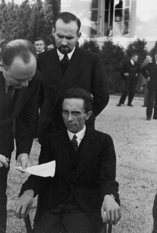 1. Неприязнь: 1933, момент, когда Йозеф Геббельс (немецкий политик, последователь Гитлера) узнает, что фотограф - еврей