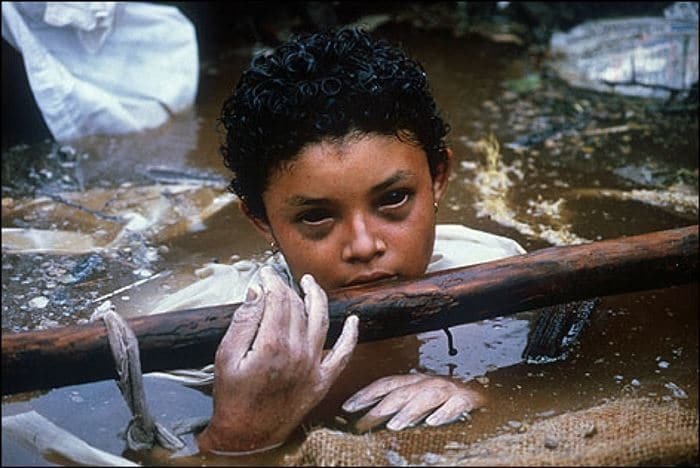 7. Агония: 13-летняя Омайра Санчез из Колумбии, зажатая обломками после схода селевого потока. Девочку пытались вытащить три дня, она оставалась в сознании. Фото сделано перед ее смертью.