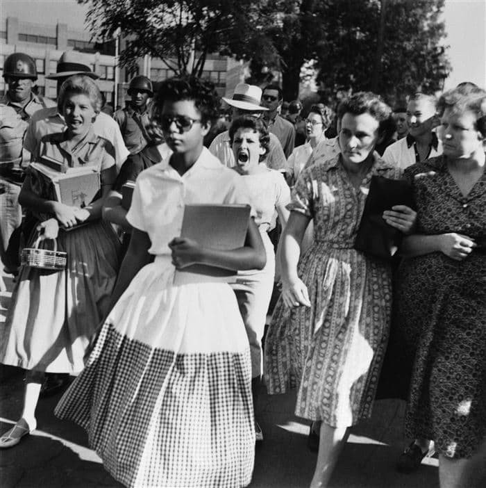 2. Ненависть: чернокожая девушка идет в школу для белых после принятия закона об отмене раздельного образования белых и "черных" граждан США