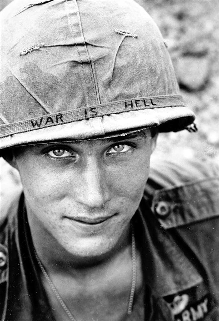 15. "Война - это ад" - надпись на каске американского солдата во Вьетнаме, 1965 год