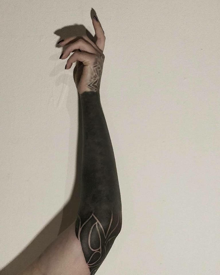 Британка делает тату на всё тело, и это просто чёрный цвет
