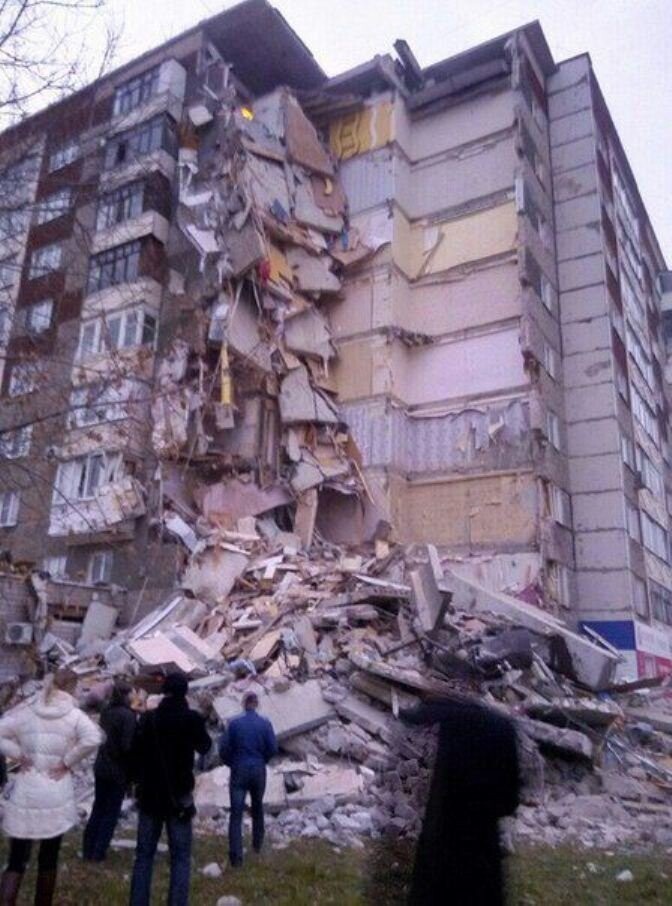 В Ижевске обрушилась стена жилого дома, под завалами – люди