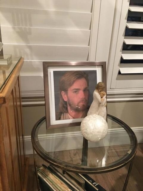 В доме родителей парень заменил изображение Иисуса на фотографию Эвана Мак-Грегора в роли Оби ван Кеноби. За три месяца подмену так и не заметили. 