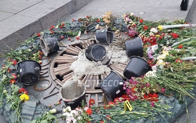 В Киеве залили цементом мемориал "Вечный огонь"