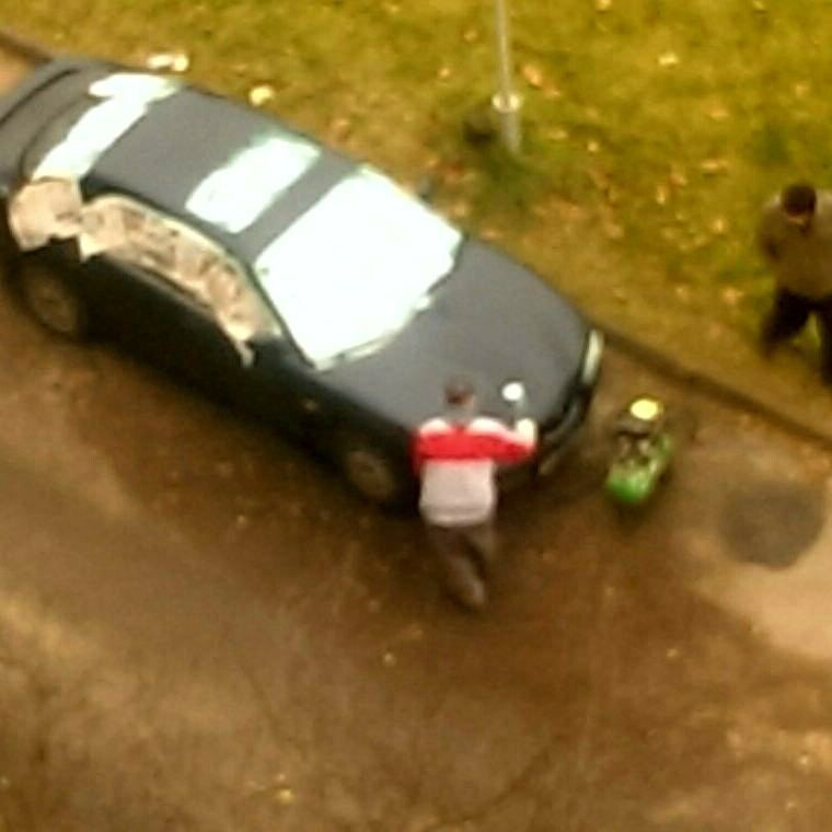Покраска автомобиля в одном из дворов Минска