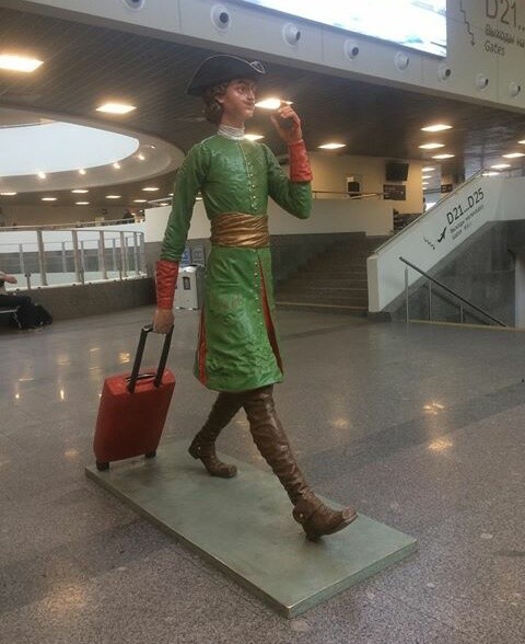 Петр I в аэропорту 