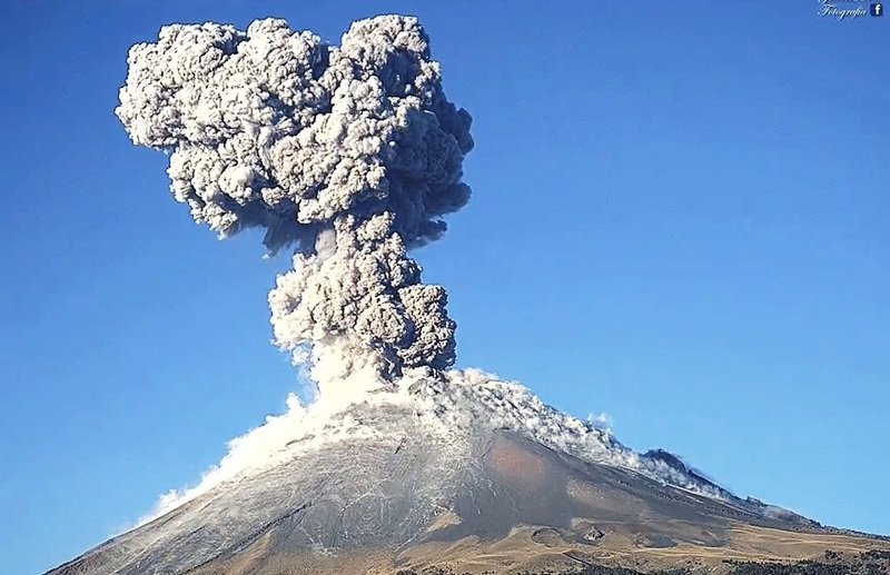 Мощный взрыв на вершине вулкана Попокатепетль 10.11.2017