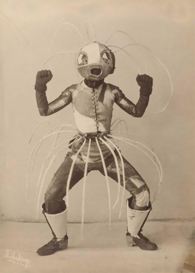Пара немецких танцоров создавала сумасшедшие костюмы, после чего убили себя в 1924 году