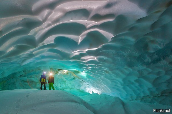 Снежная пещера на склоне вулкана Мутновский