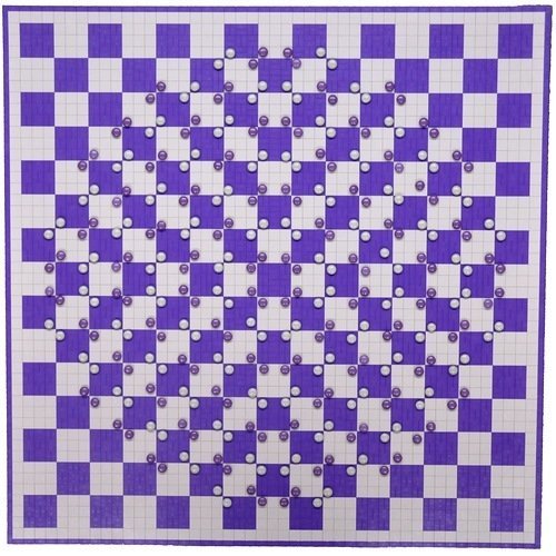 Если правильно расставить пурпурные и белые драже по шахматной доске, можно исказить иллюзорное восприятие, хотя все линии на доске абсолютно прямые. 