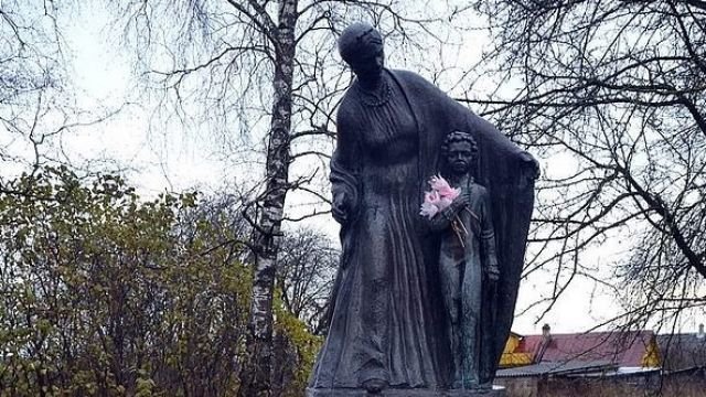 Оказывается, Михаил Задорнов на свои деньги установил памятник Пушкину и его няне под Петербургом