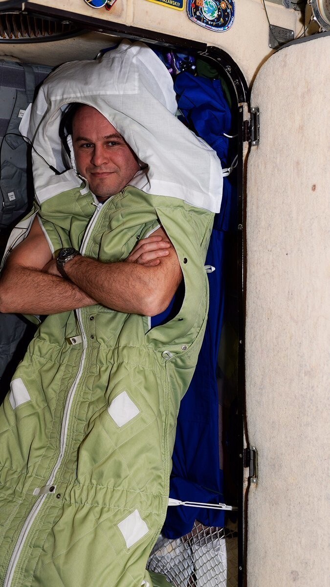 В космосе космонавты спят в спальнике, который привязан веревочкой к стенке, чтобы не улетел.  А снится нам дом, родные, и пробки на ТТК