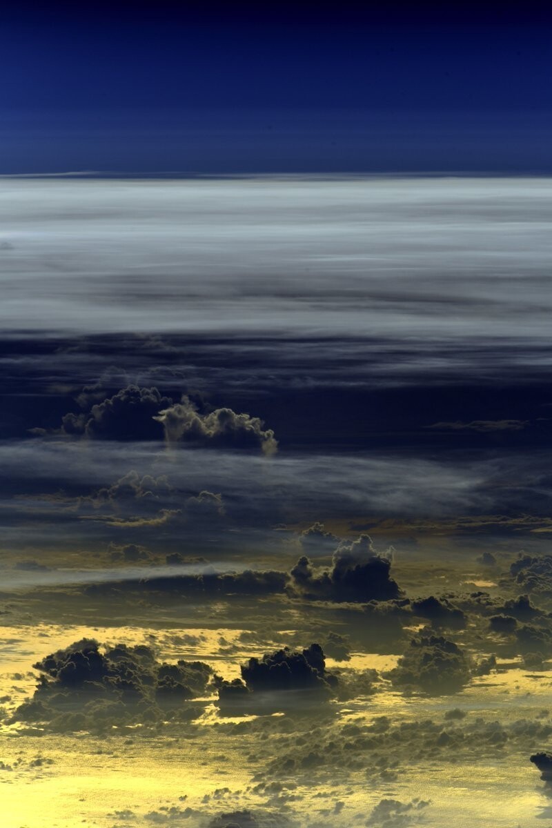 Вот такие немного мистические облака и золотой закат иногда можно наблюдать с борта станции