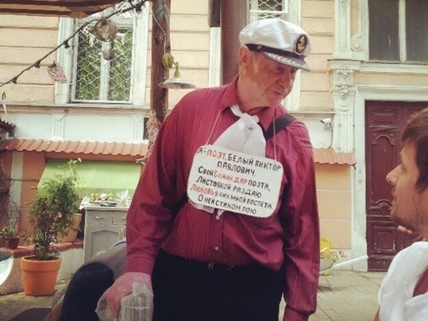 11. Этот мужчина продает свои стихи, говорит, что станет мэром Одессы. На улицах города его также можно встретить в пиджаке как у Остапа Бендера 