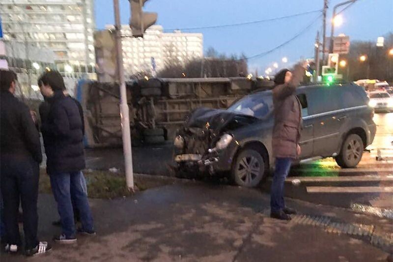 Авария дня. Маршрутка перевернулась в Москве