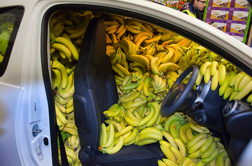 Кто-то любит бананы или водителем является девушка?